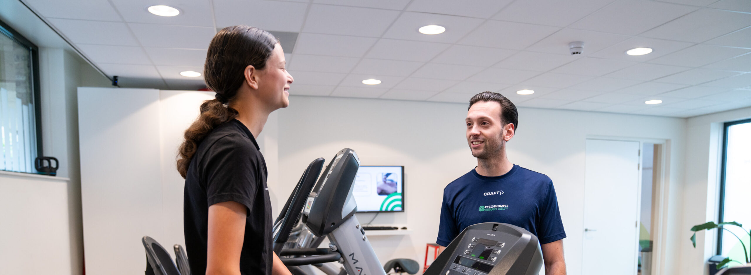 Therapeut begeleidt patiënt bij psychosomatische fysiotherapie in Roosendaal