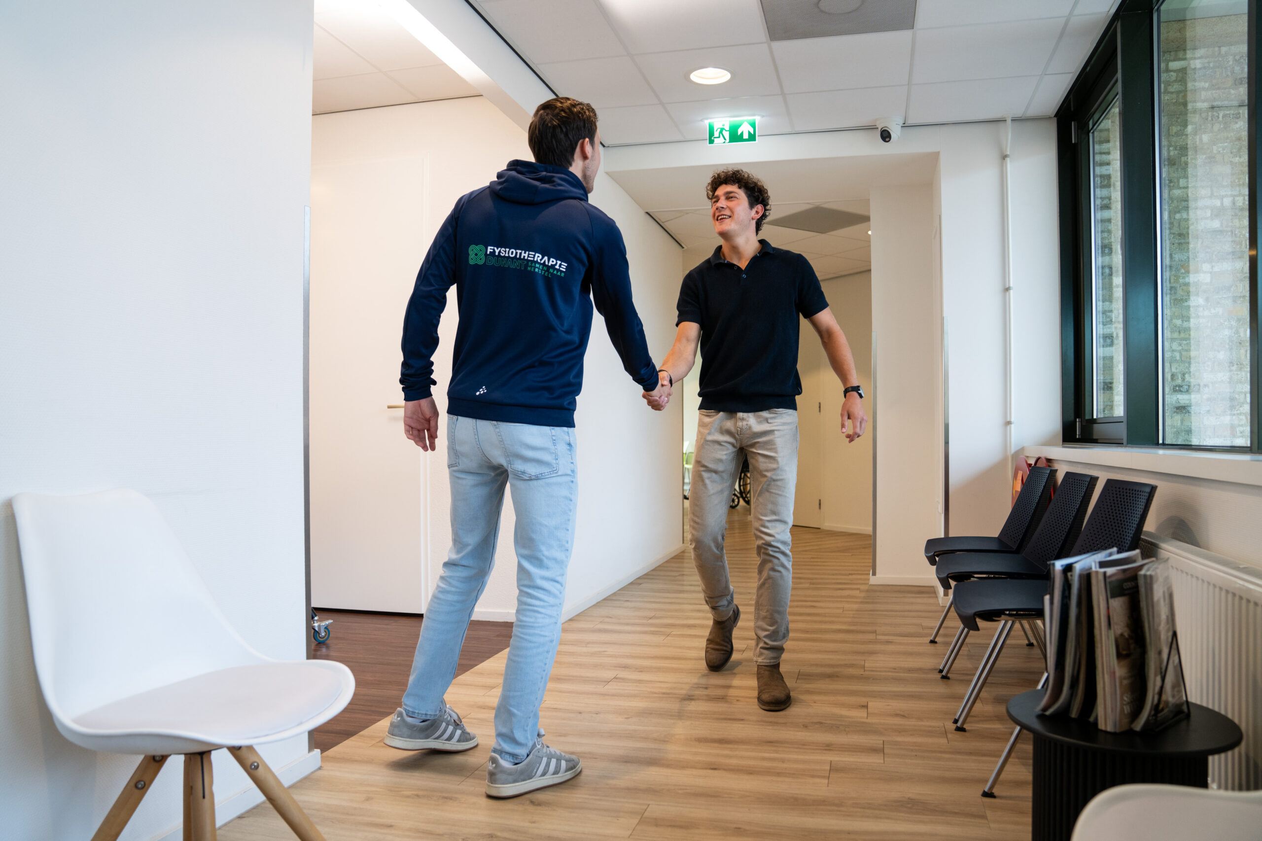 Fysiotherapeut onderzoekt rugklachten bij patiënt - Fysiotherapie Dunant Roosendaal