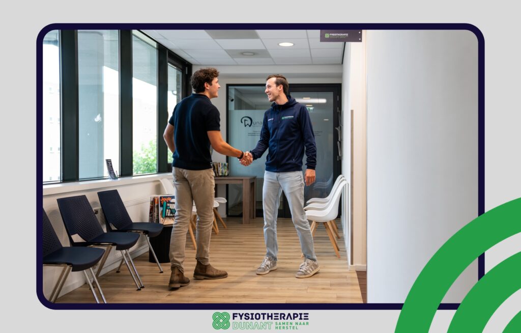 Leefstijlcoach van Fysiotherapie Dunant in Roosendaal in gesprek met cliënt tijdens persoonlijk kennismakingsgesprek