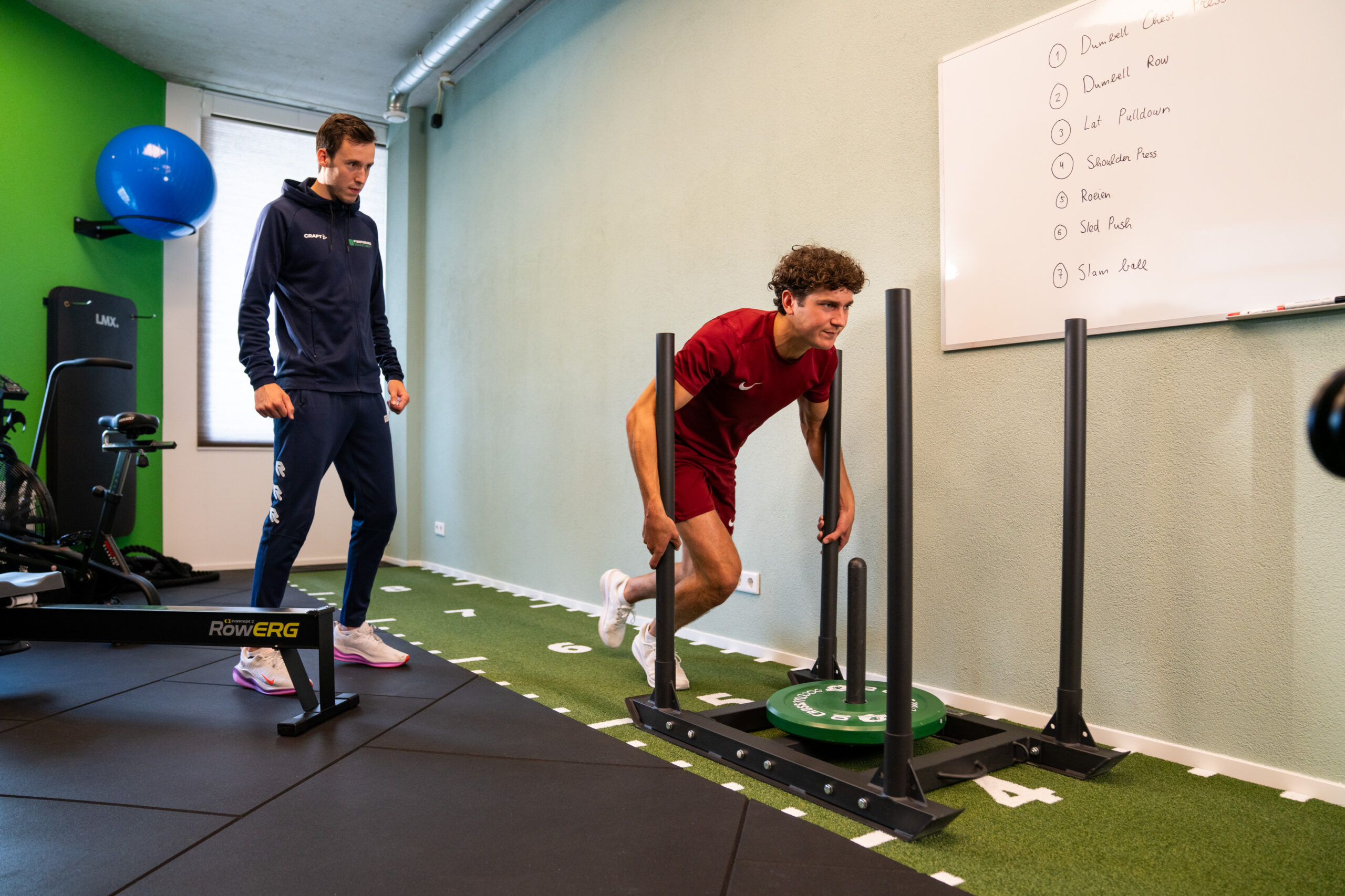 Sporter voert enkeloefeningen uit tijdens fysiotherapie behandeling bij Fysiotherapie Dunant