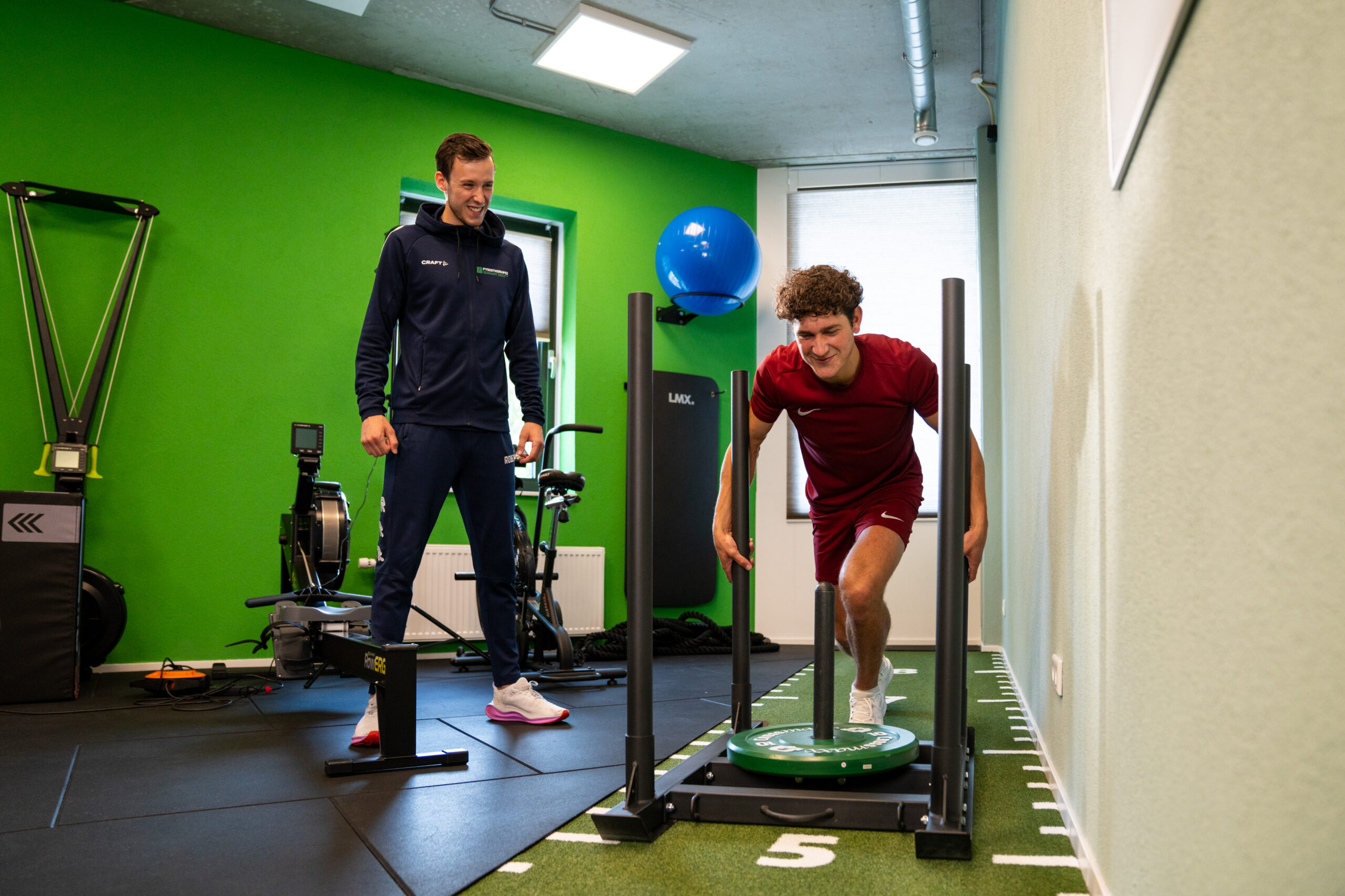 Sporter traint sled push tijdens revalidatie bij Fysiotherapie Dunant Roosendaal