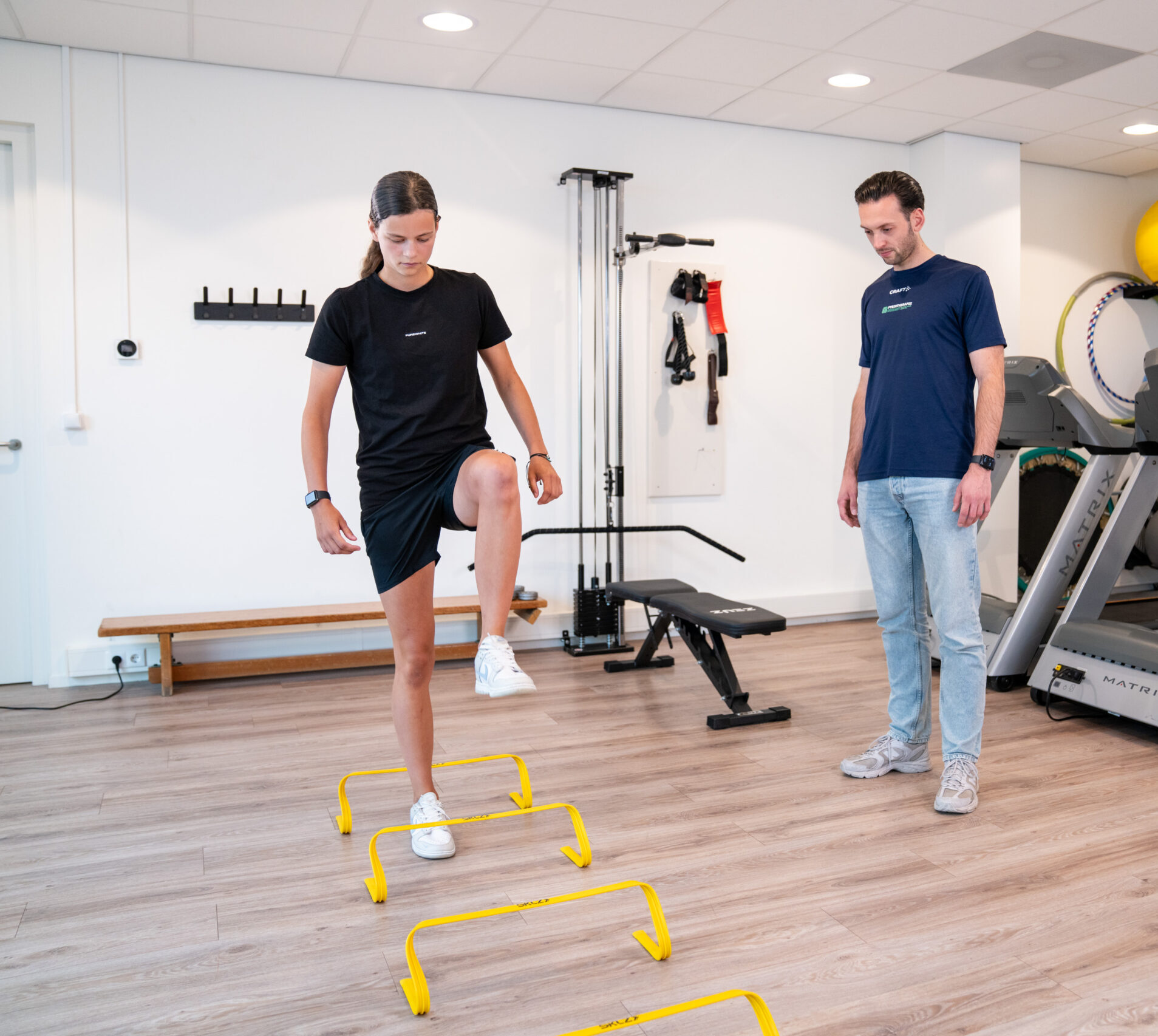 Patiënt doet heupoefening tijdens fysiotherapie bij Fysiotherapie Dunant