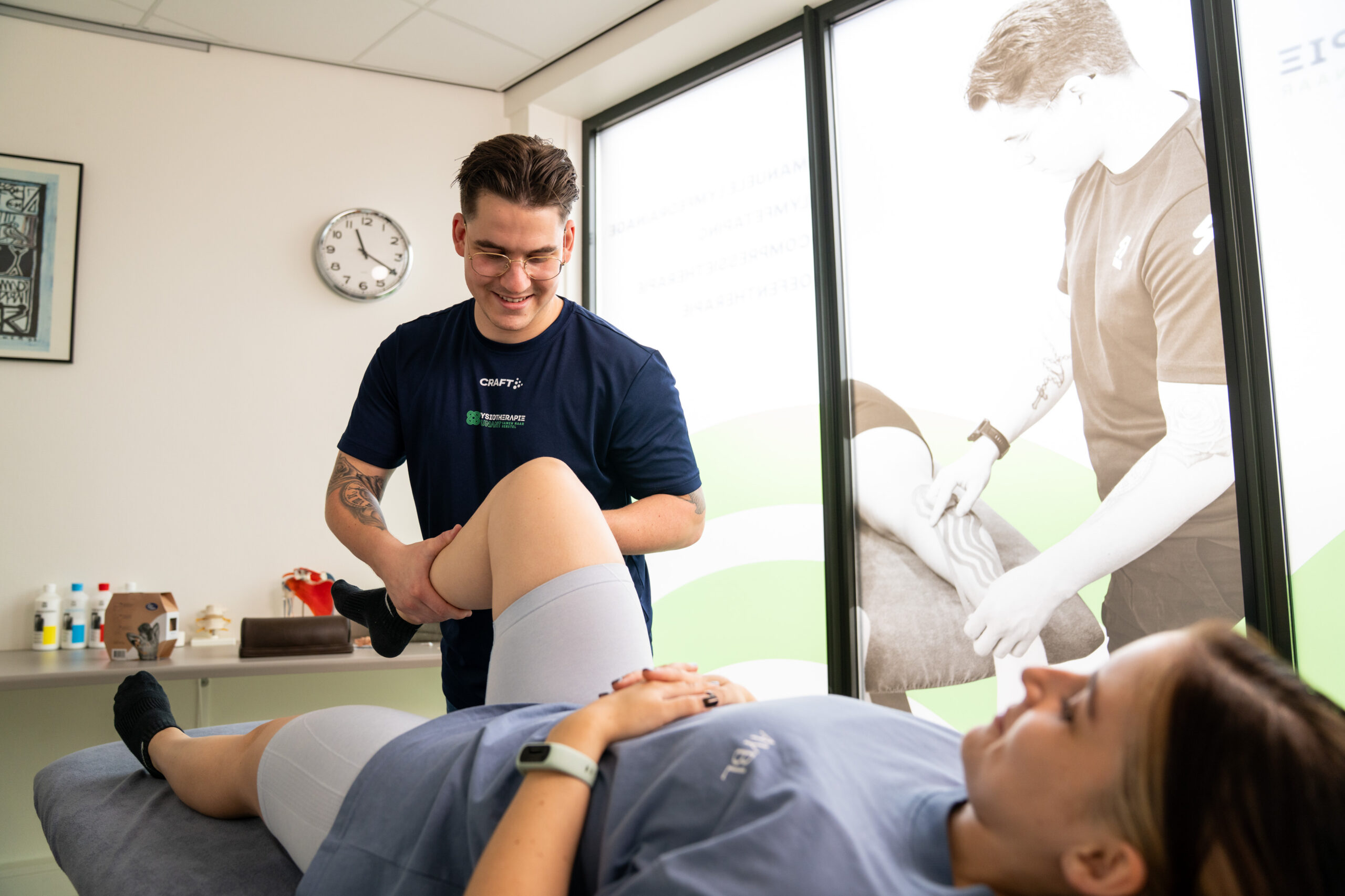 Fysiotherapeut onderzoekt heupklachten bij patiënt - Fysiotherapie Dunant Roosendaal