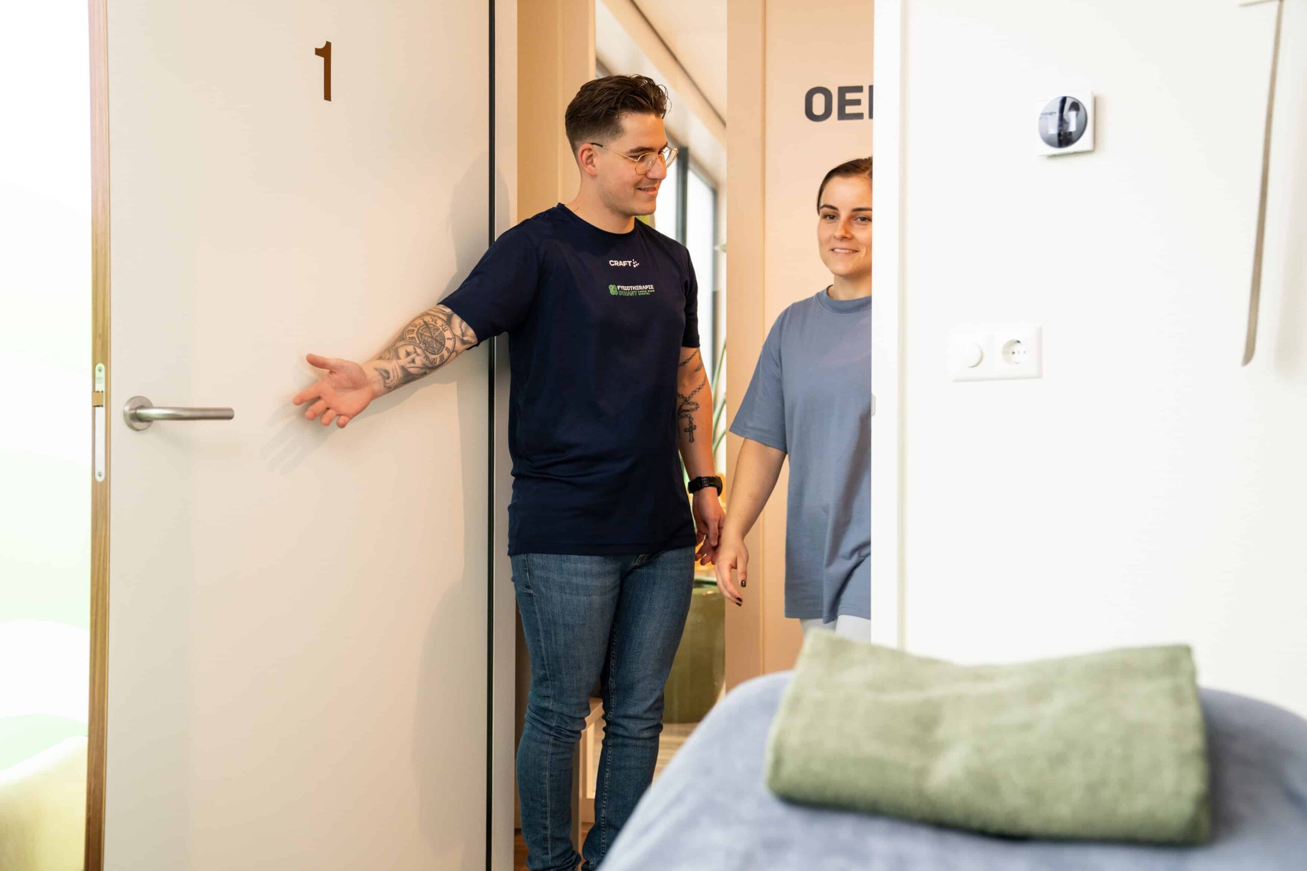 Fysiotherapeut ontvangt patiënt bij Fysiotherapie Dunant